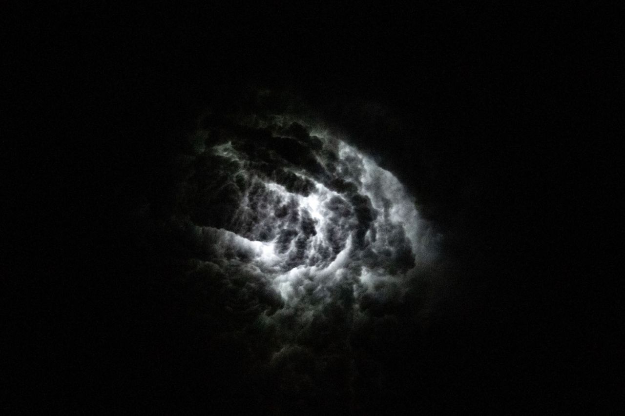 ברק פוגע בעננים מעל הודו (צילום: נאס"א)